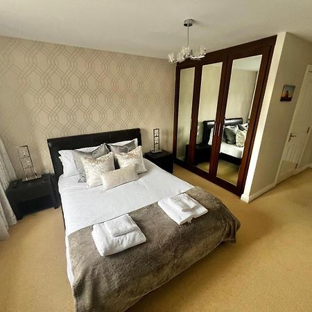 Majestic, Modern & Spacious Harbour-View Apartment With Parking Whitby Bagian luar foto