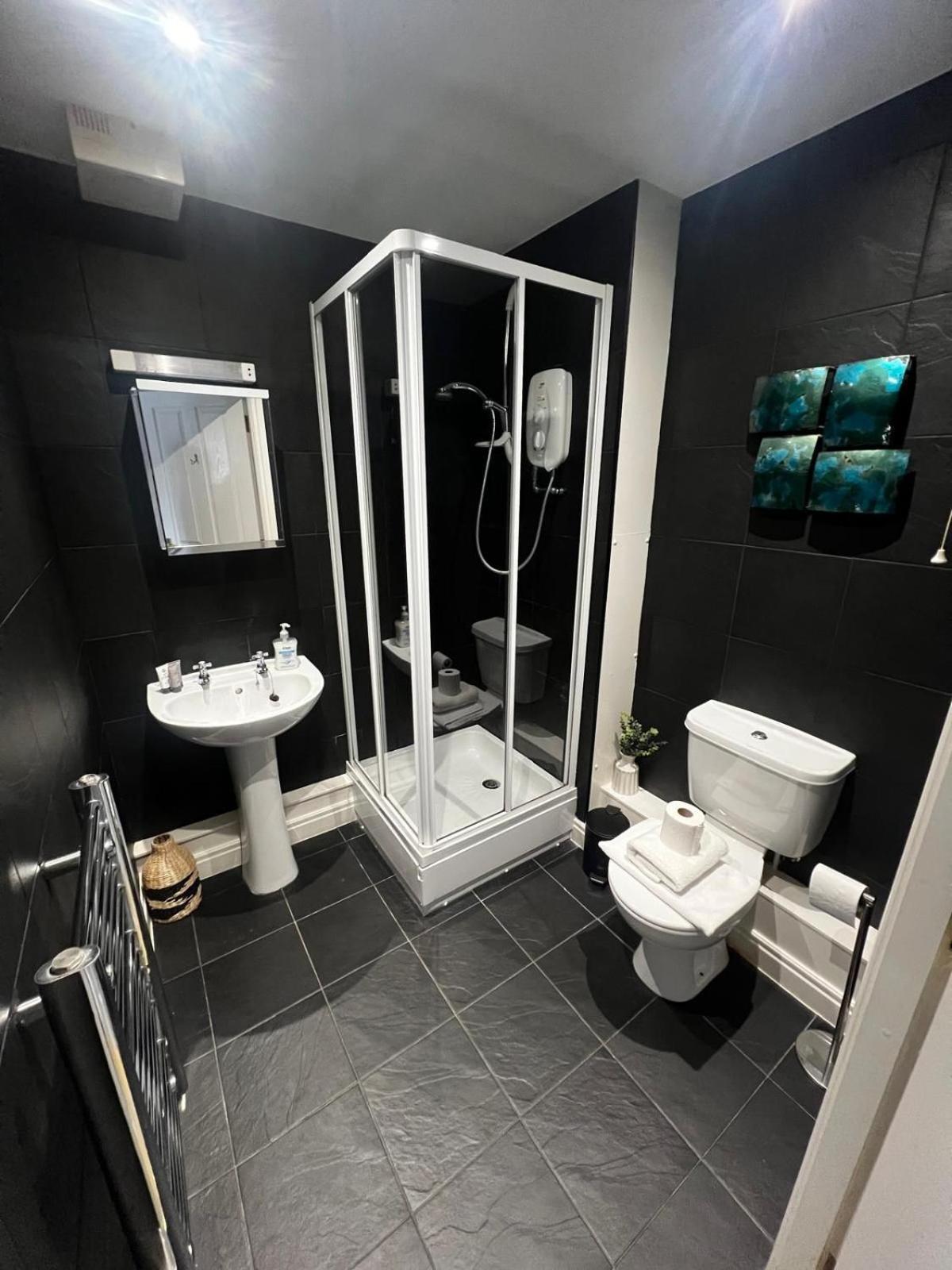 Majestic, Modern & Spacious Harbour-View Apartment With Parking Whitby Bagian luar foto