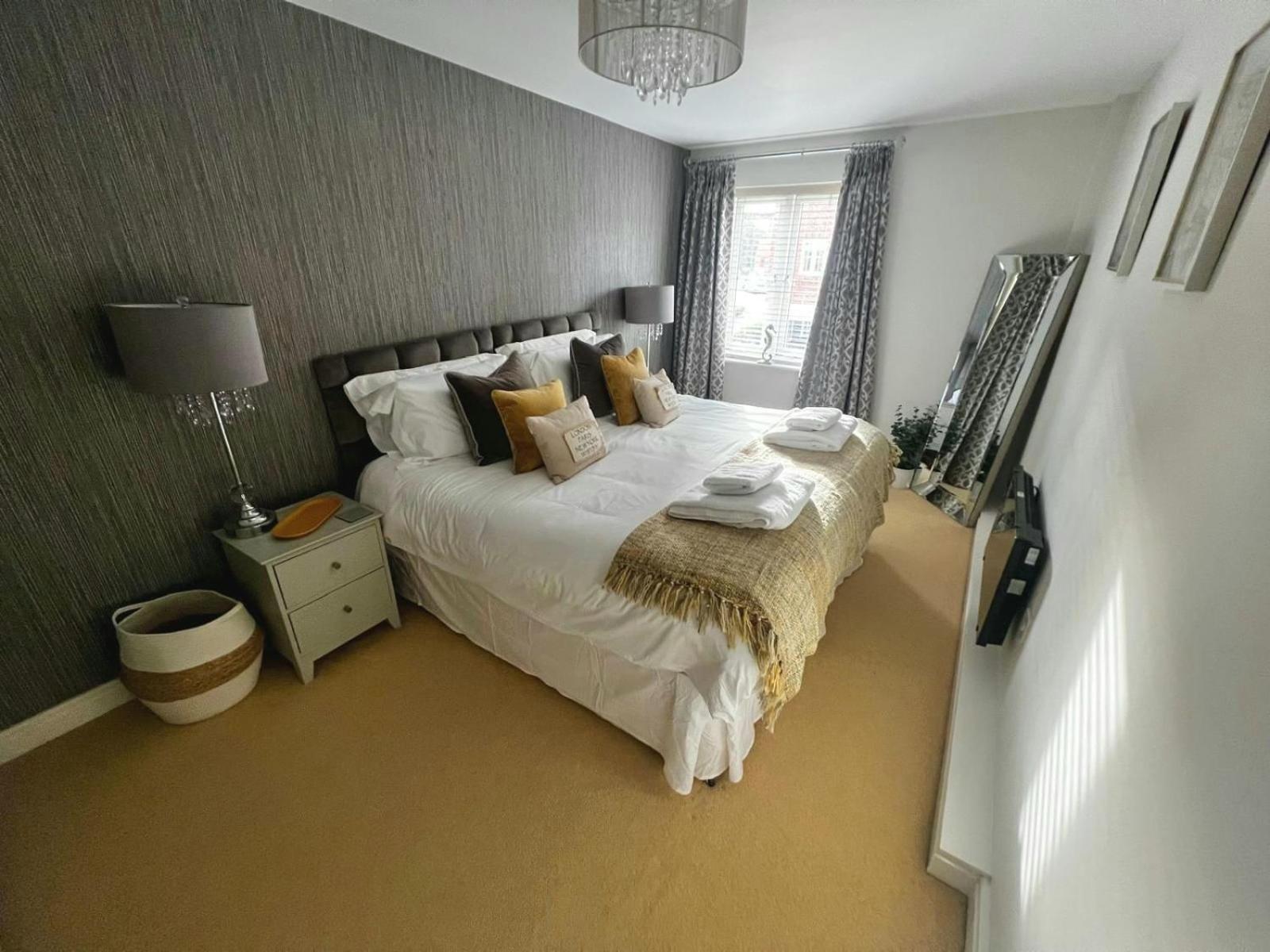Majestic, Modern & Spacious Harbour-View Apartment With Parking Whitby Bagian luar foto
