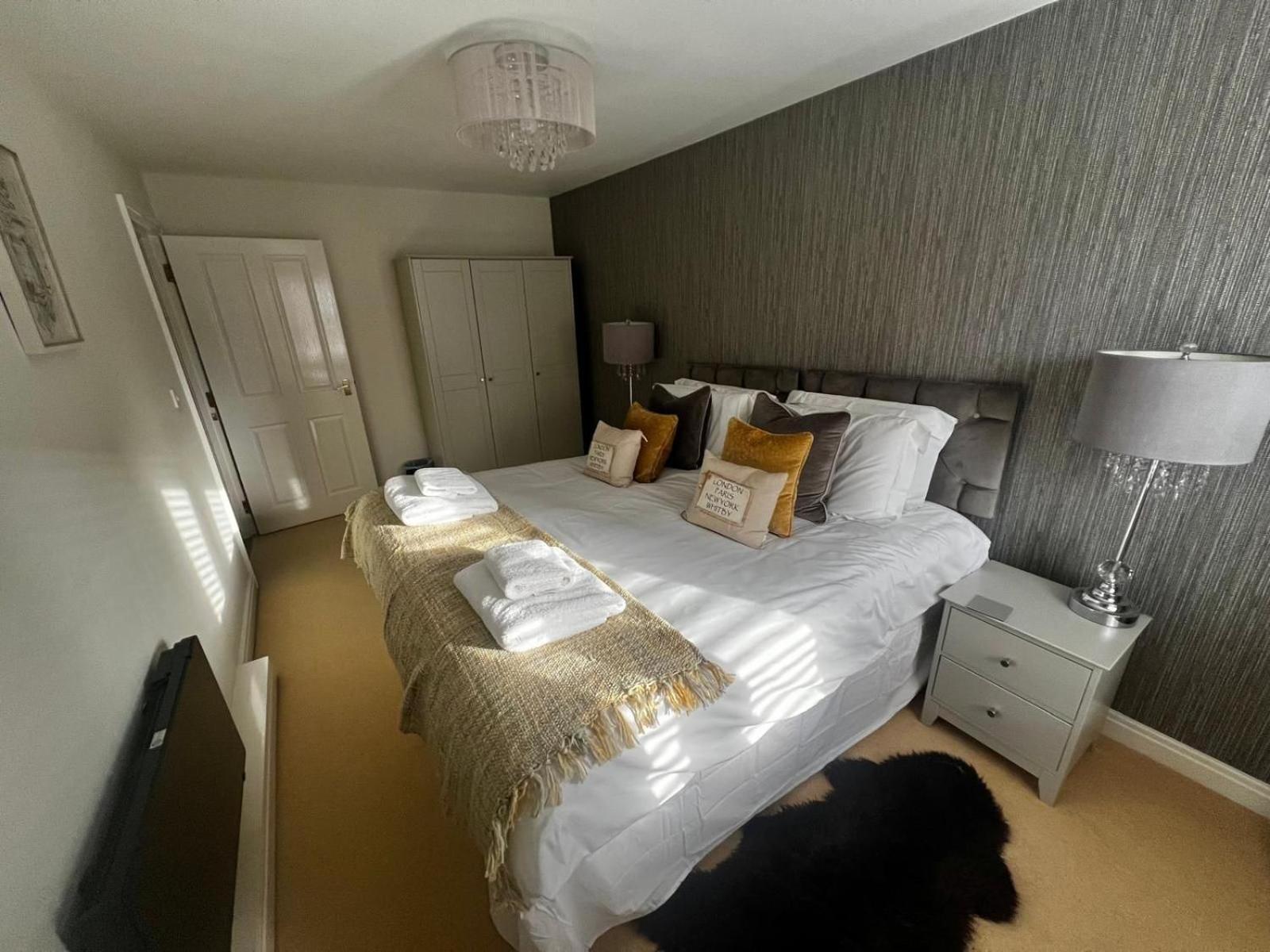 Majestic, Modern & Spacious Harbour-View Apartment With Parking Whitby Bagian luar foto