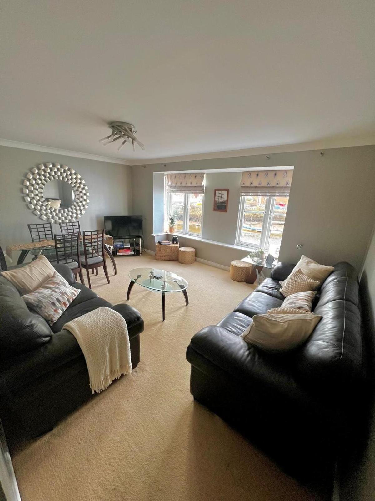 Majestic, Modern & Spacious Harbour-View Apartment With Parking Whitby Bagian luar foto