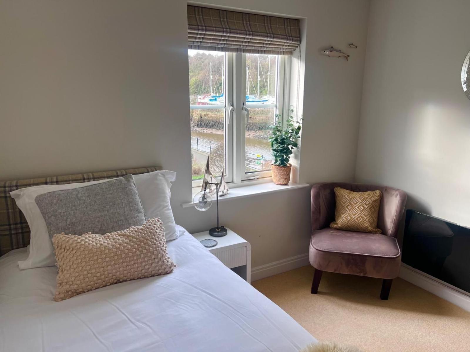 Majestic, Modern & Spacious Harbour-View Apartment With Parking Whitby Bagian luar foto
