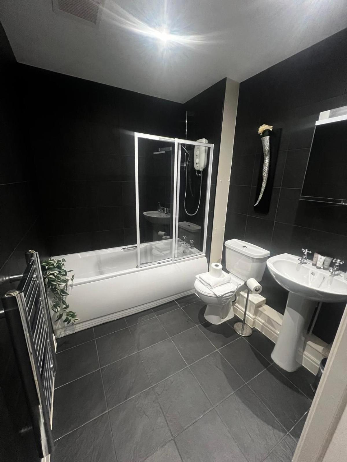 Majestic, Modern & Spacious Harbour-View Apartment With Parking Whitby Bagian luar foto