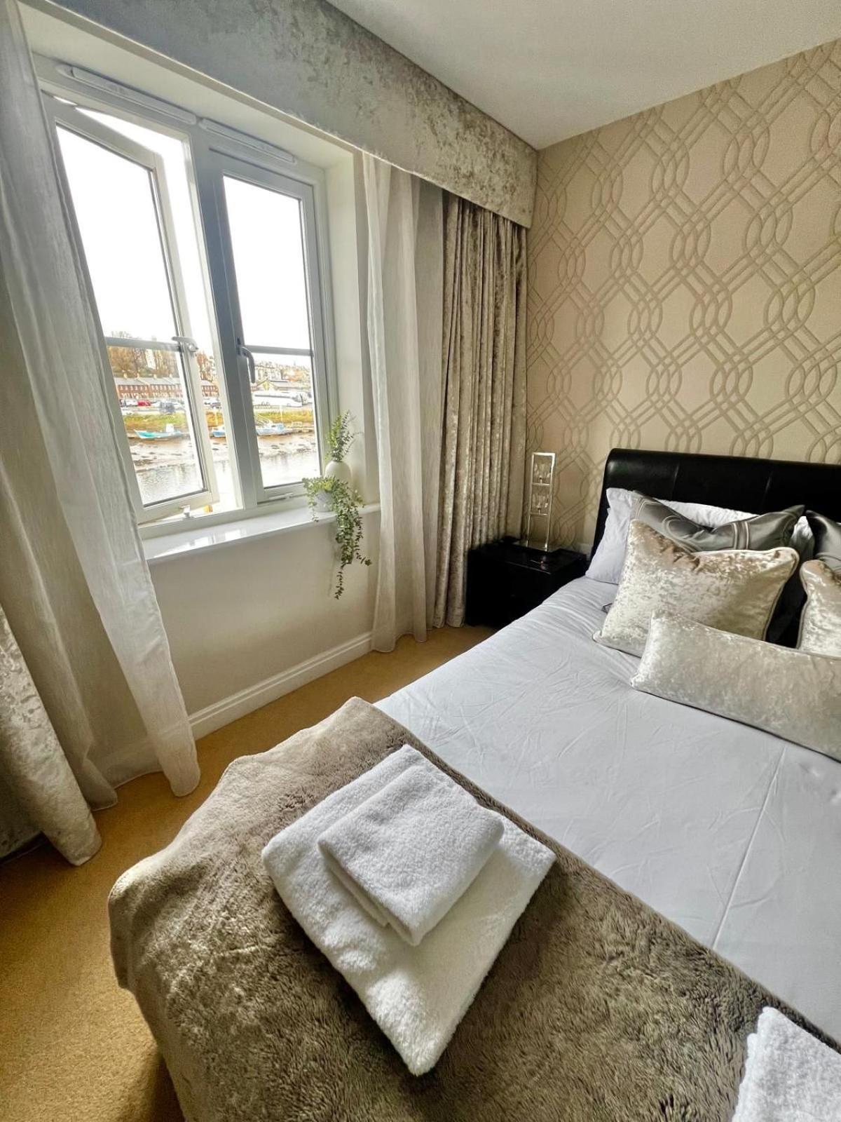 Majestic, Modern & Spacious Harbour-View Apartment With Parking Whitby Bagian luar foto