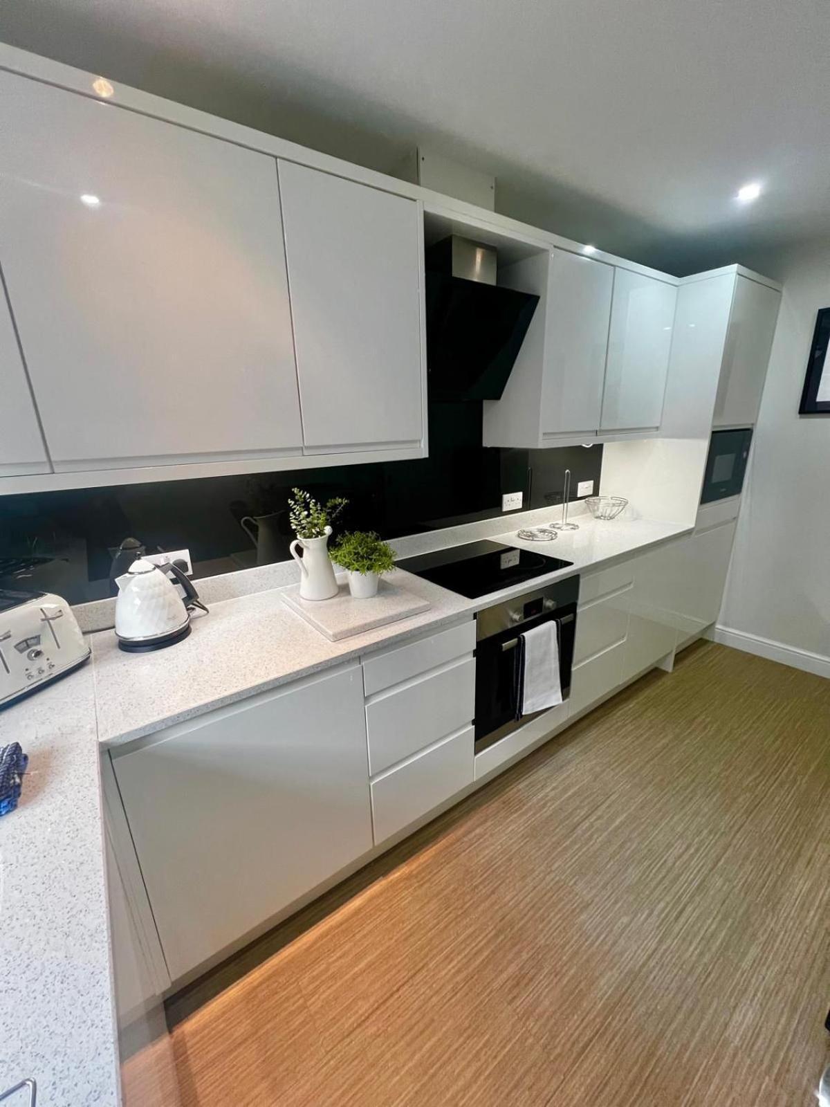 Majestic, Modern & Spacious Harbour-View Apartment With Parking Whitby Bagian luar foto